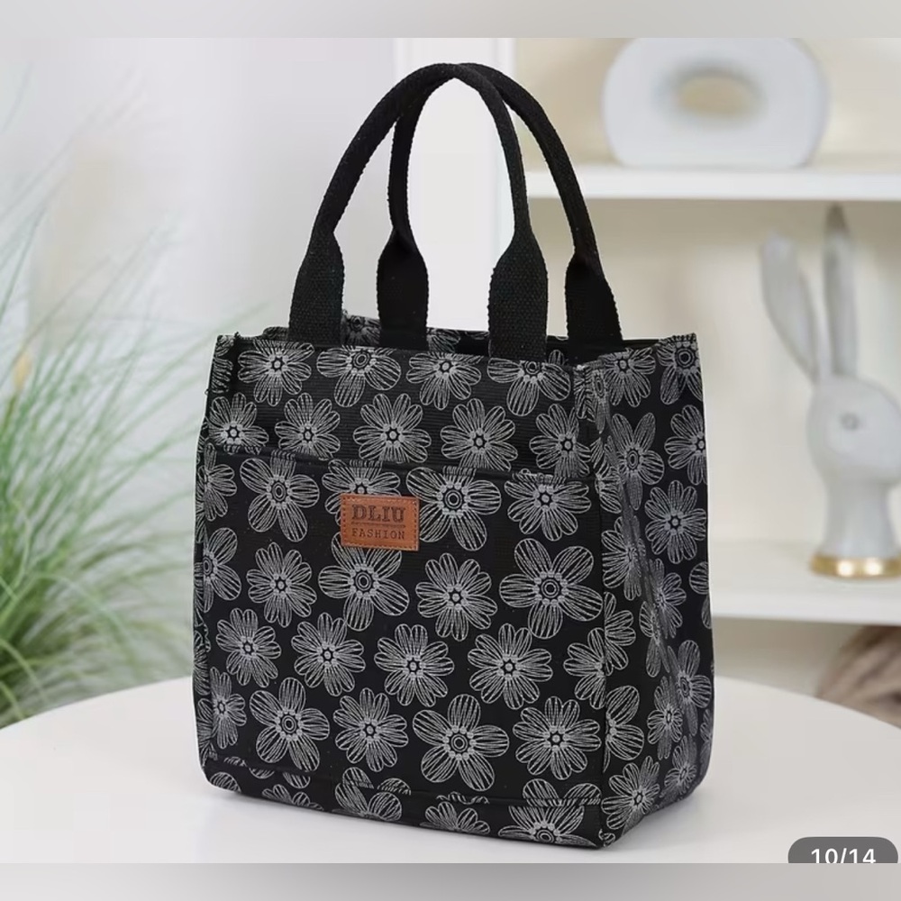 Beautiful Purse, Hand bag, Tote flannel printed fabric, with zipper closures.